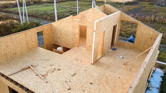 Casa modular ou pré-fabricada em processo de montagem