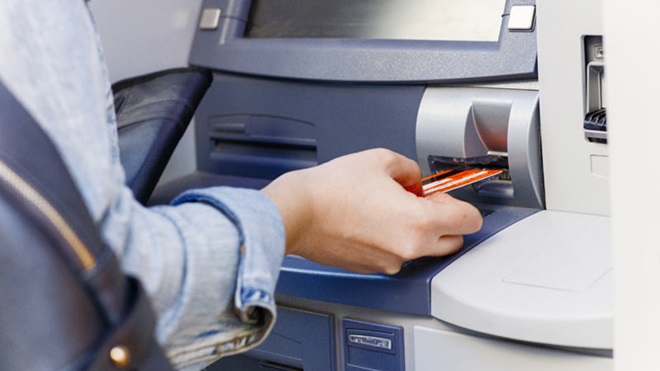 pessoa no multibanco