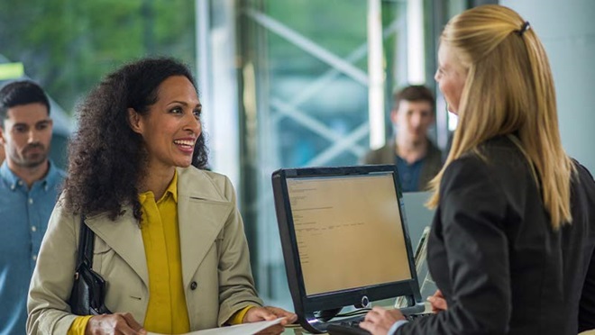 Mulher a ser atendida num balcão de um banco