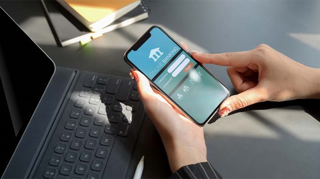 tablet seguro com ambas as mãos