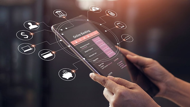 tablet seguro com ambas as mãos