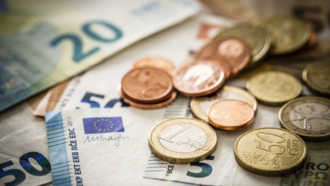 moedas e notas de euro numa mesa