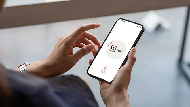 Homem a utilizar o MB Way no telemóvel