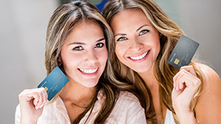 Duas mulheres satisfeitas com os seus cartões de crédito