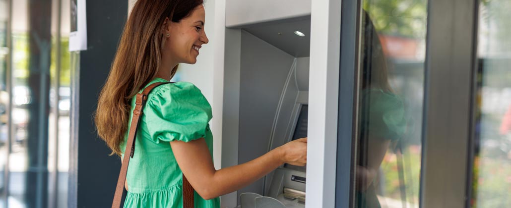 mulher no multibanco