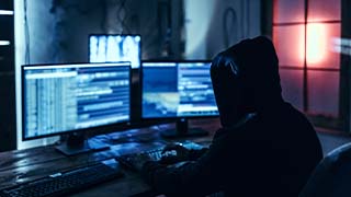 Hacker a programar com vários ecrãs