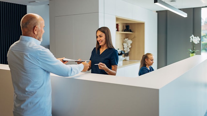 pessoa ao balcão a contratar crédito