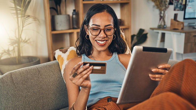 Mulher a pagar com cartão de crédito compras online