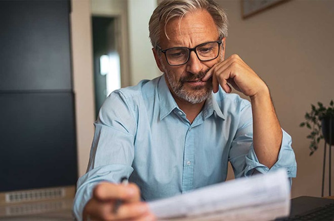 Homem a analisar papéis