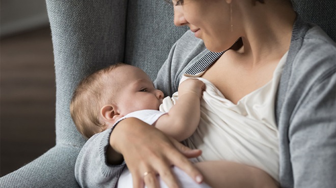 Mulher a amamentar bebé