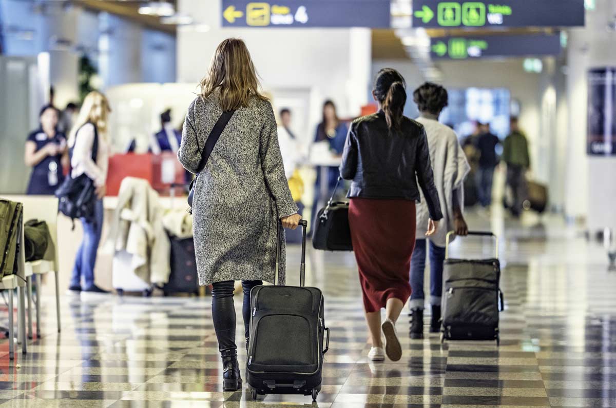 pessoas no aeroporto