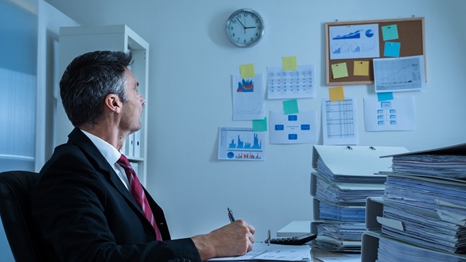 homem a olhar para o relógio durante o horário de trabalho