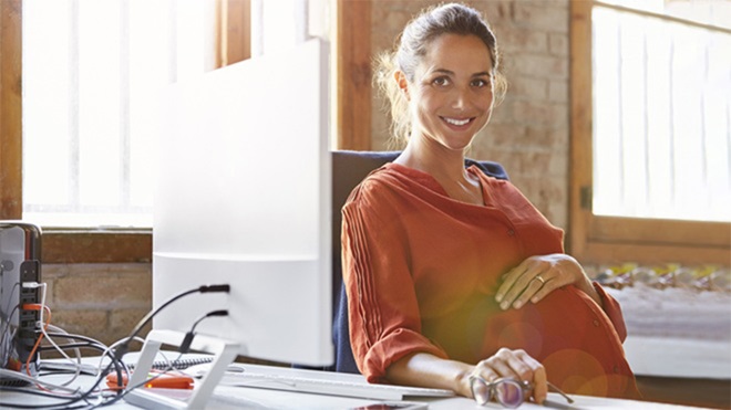 mulher grávida no emprego