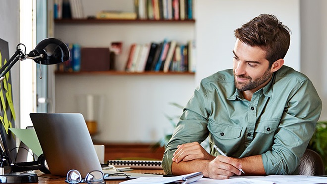homem a trabalhar em casa