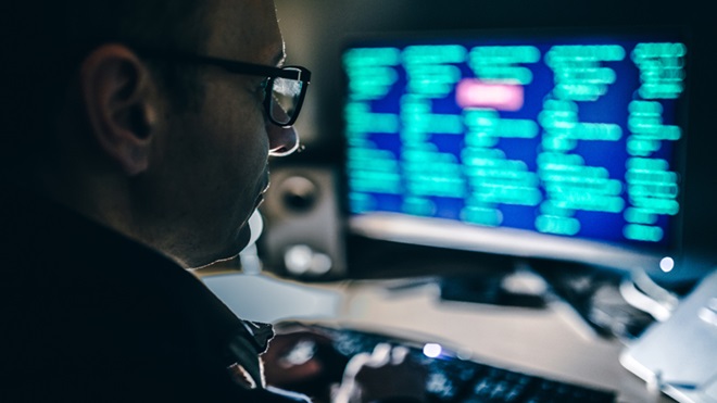 Homem a olhar para monitor 