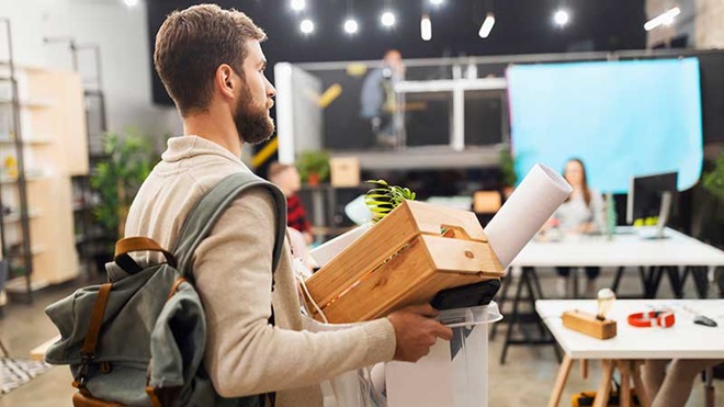 funcionário a sair da empresa com os seus bens pessoais na mão