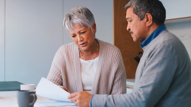 Casal de cidadãos estrangeiros a tratar de documentação