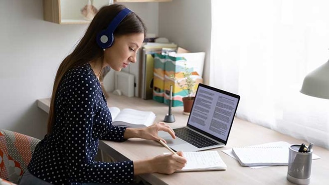Mulher a estudar para o seu doutoramento enquanto se encontra numa licença sem vencimento