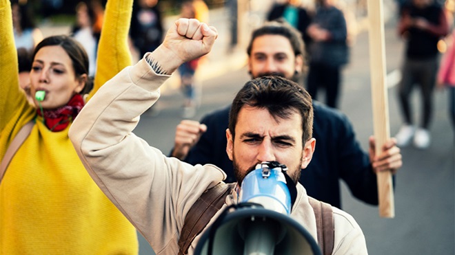 Homem com um megafone em manifestação