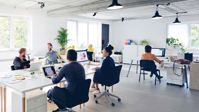 Duas pessoas a assinarem um contrato a termo numa secretária