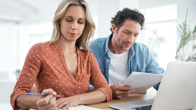 casal no computador a simbolizar simulação online de IMI