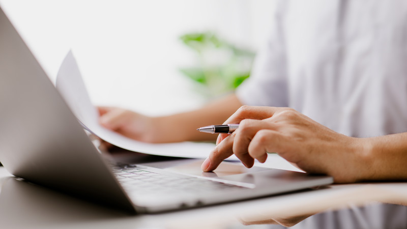 pessoa a trabalhar no portátil