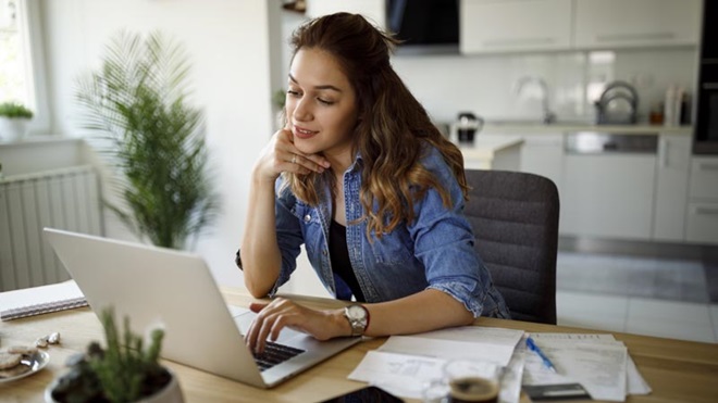 mulher a trabalhar no portátil