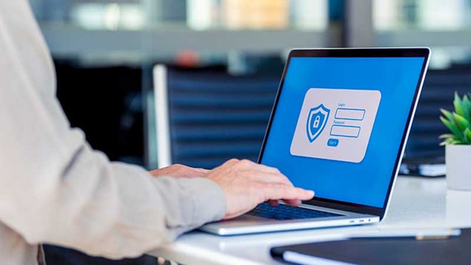 pessoa ao computador a aceder a site seguro