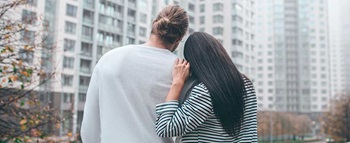 Casal jovem a olhar para prédio