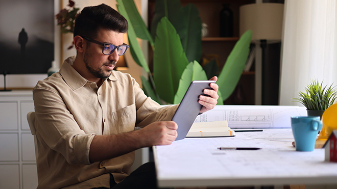 Jovem a trabalhar e a ver o tablet