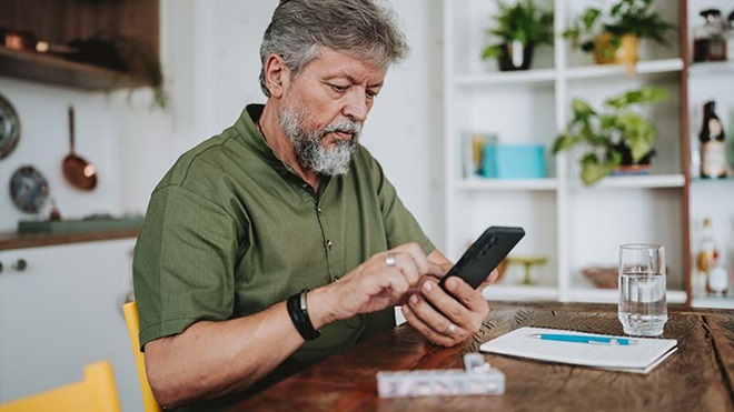 Homem a ver o telemóvel
