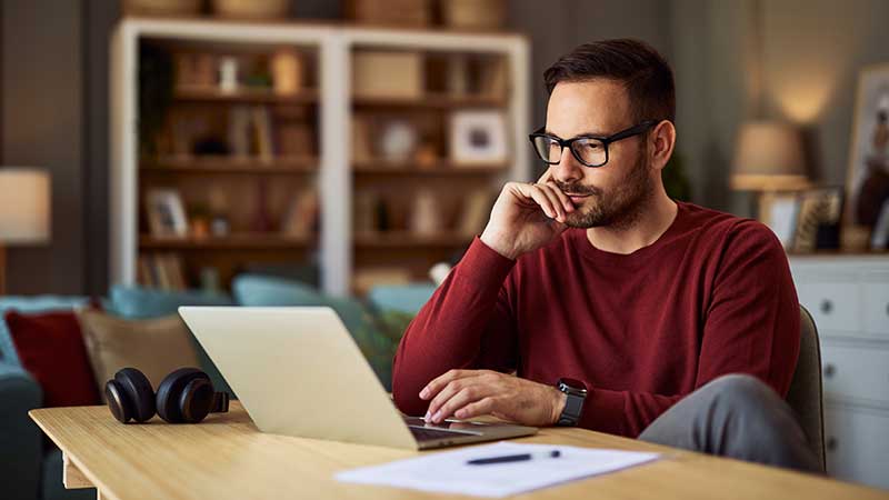 Homem com computador portátil