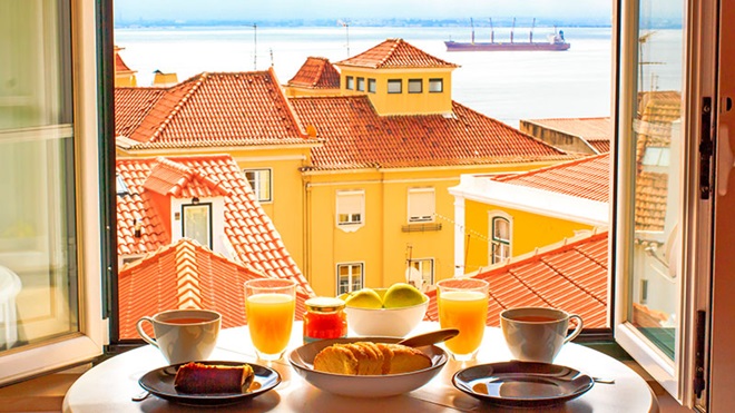 Pequeno-almoço com vista para um bairro e para o rio