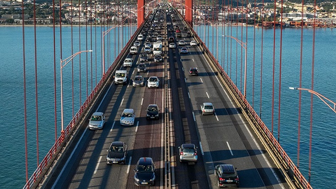 carros a atravessar a ponta 25 de Abril
