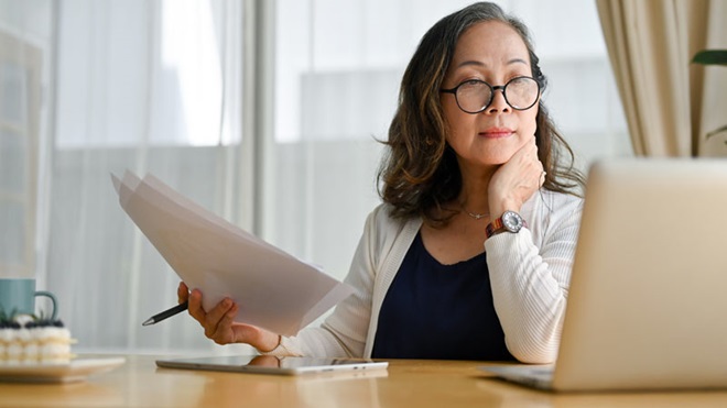 Mulher a trabalhar no portátil
