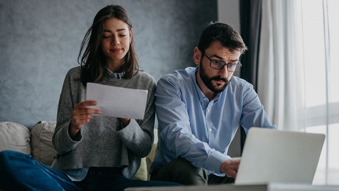 casal a preparar o pagamento do IMI