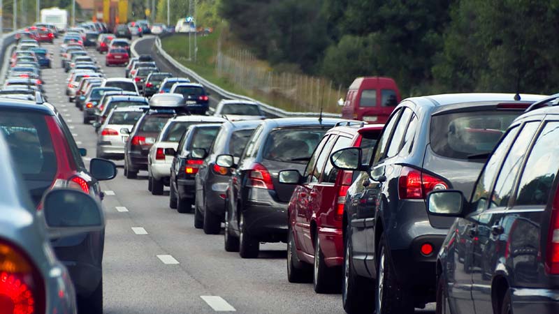 Filas de automóveis em autoestrada