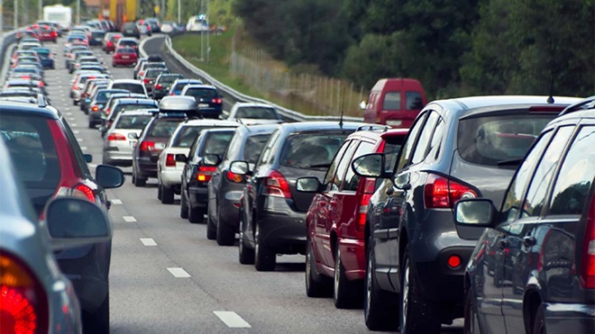 Filas de automóveis em autoestrada