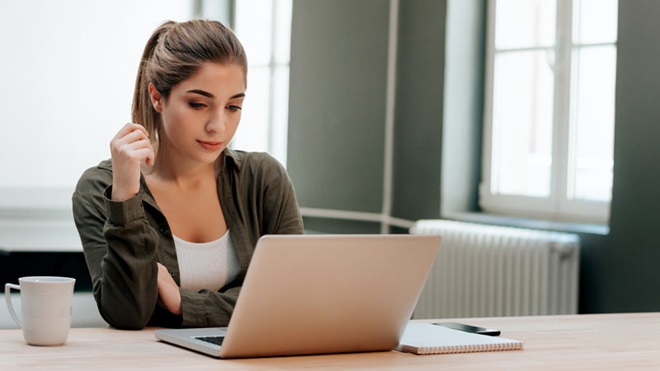 jovem a preencher a declaração de IRS