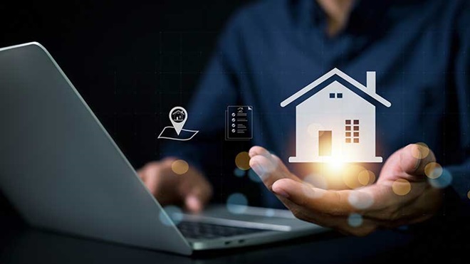 Homem no portátil com ícone de uma casa na mão