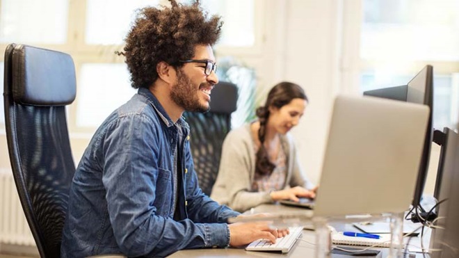 pessoa a trabalhar no computador