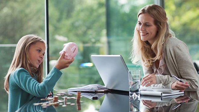 rapariga a fazer contas num quadro da escola