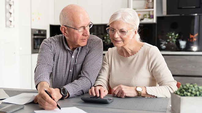 Casal a fazer contas