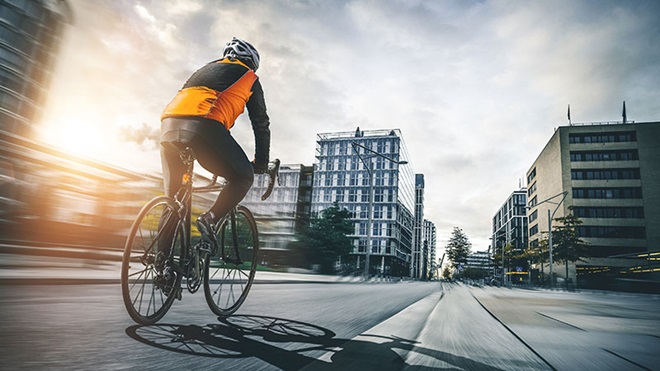 Ciclista a andar na estrada