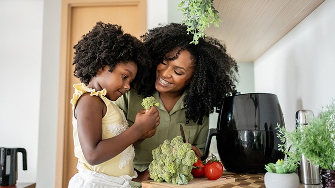 Mãe e filha com uma air fryer
