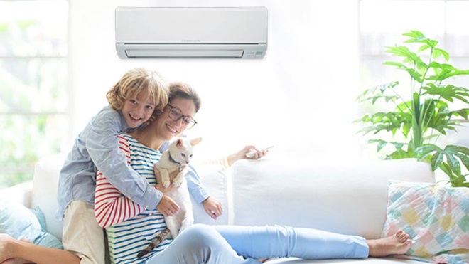 mãe e filho abraçados junto a ar condicionado