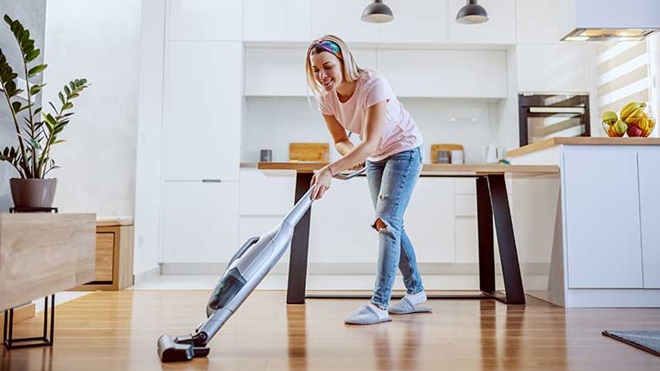 aspirador que lava o chão com água