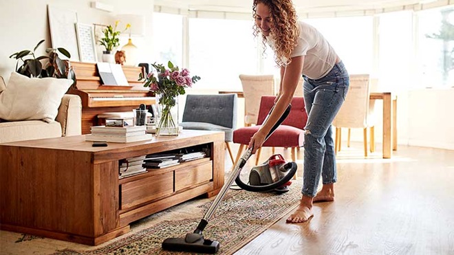 Mulher a aspirar a sala