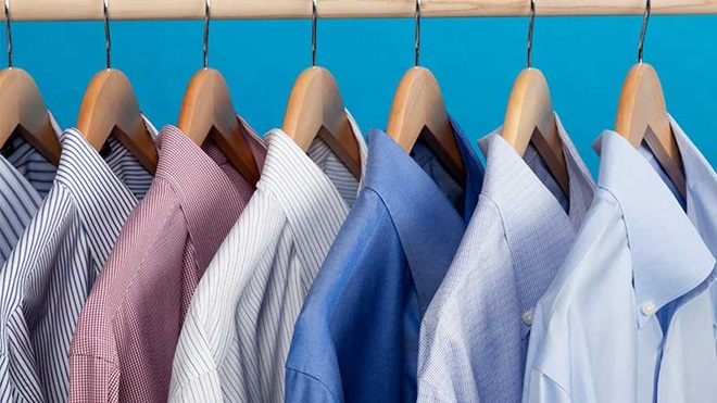 camisas penduradas em cabides