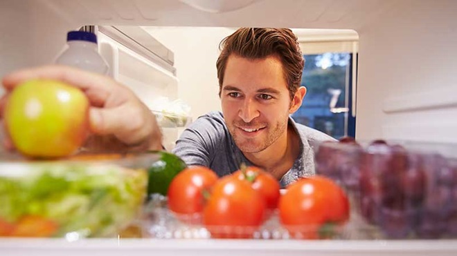 Homem a arrumar o frigorífico